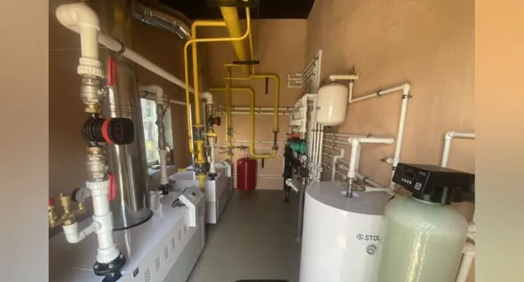 Котельная торгового центра: котлы, бойлер, жёлтые газовые трубы